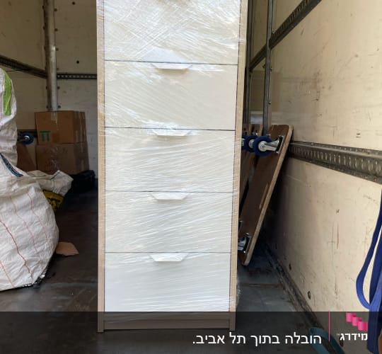 ארון עטוף בניילון בתוך משאית הובלה